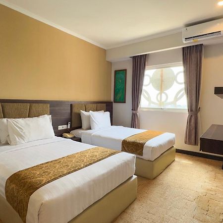 Lorin Syariah Solo Hotel Exterior foto